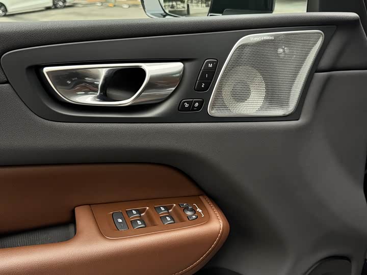 Volvo XC60 Hybrid 2025 2025款 插电式混动 长续航四驱智雅豪华版