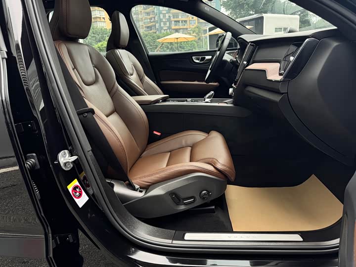 Volvo XC60 Hybrid 2025 2025款 插电式混动 长续航四驱智雅豪华版