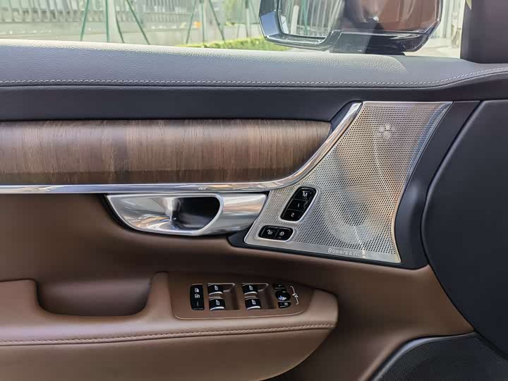 Volvo S90 Hybrid 2024 2024款 插电式混动 四驱长续航智雅豪华版