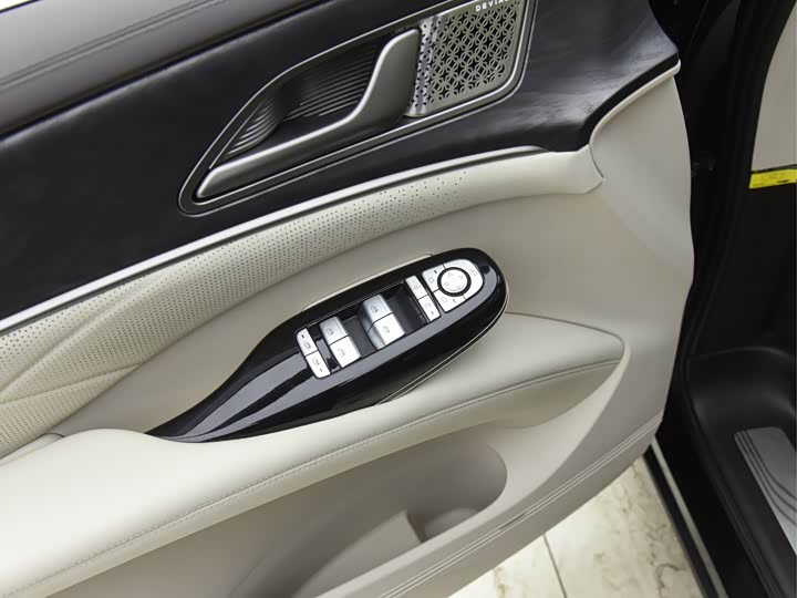 Denza D9 2025 2025款 DM-i 智驾版 1020 四驱尊荣型