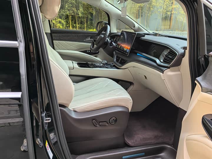 Denza D9 2025 2025款 DM-i 智驾版 1020 四驱尊荣型