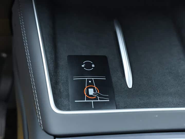 Tesla Model Y 2025 2025款 长续航全轮驱动版