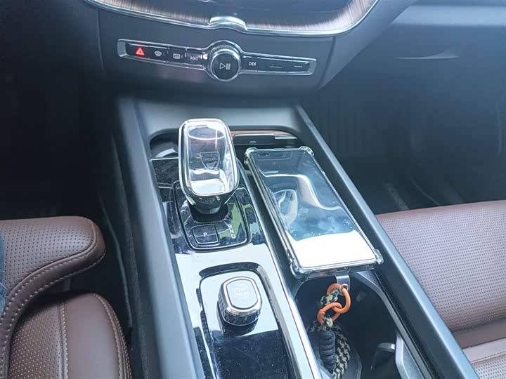 Volvo XC60 Hybrid 2025 2025款 插电式混动 长续航四驱智雅豪华版