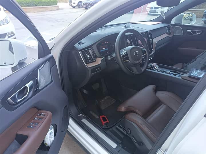 Volvo XC60 Hybrid 2025 2025款 插电式混动 长续航四驱智雅豪华版