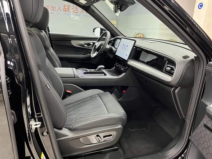 GAC Trumpchi GS8 2025 2025款 领航系列 2.0TGDI 四驱豪华版 5座