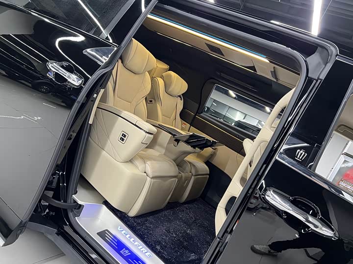 Toyota Vellfire 2024 2024款 皇冠 双擎 2.5L 至尊行政版