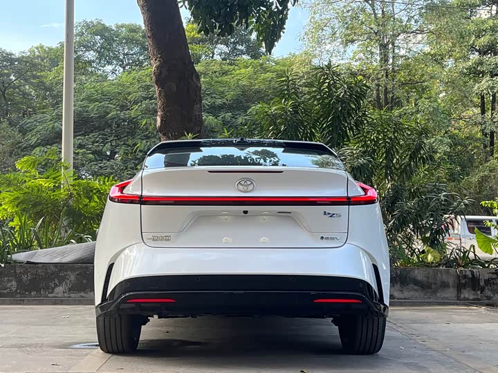 2025 Toyota bZ5