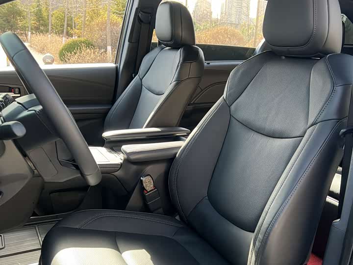 Toyota Sienna 2026 2026款 2.5L 双擎四驱尊贵版