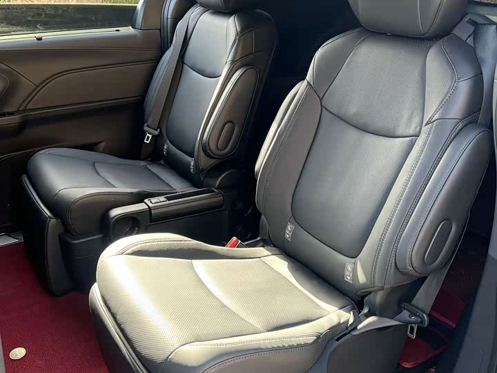 Toyota Sienna 2026 2026款 2.5L 双擎四驱尊贵版