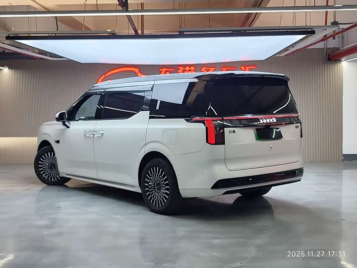 Zeekr 009 2024 2024款 七座过道版四驱 108kWh
