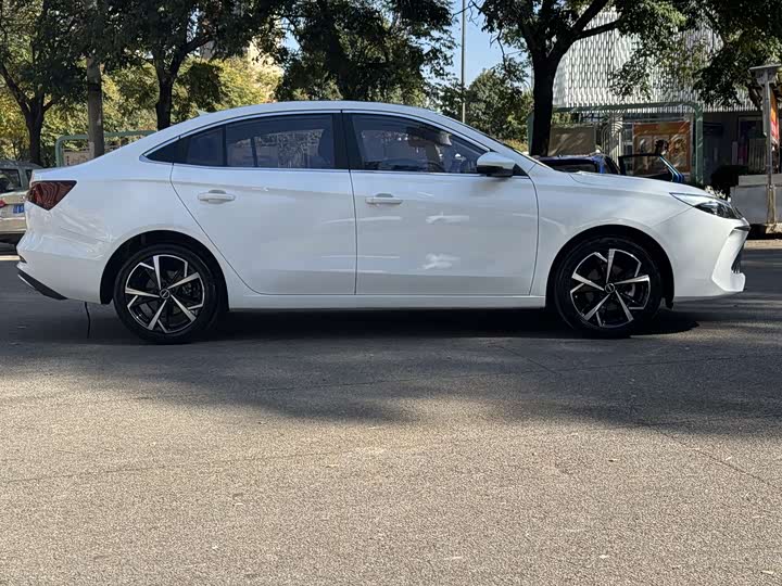 Roewe i5 2023 2023款 1.5L CVT尊荣版