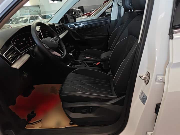 Volkswagen Tiguan L Pro 2025 2025款 出众款 300TSI 自动两驱龙腾版