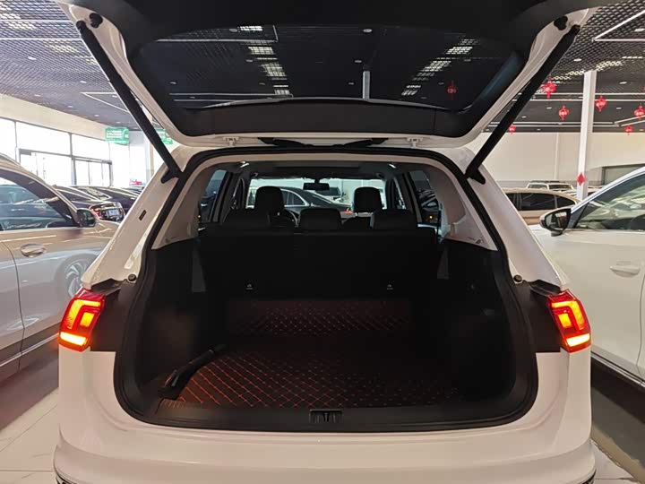 Volkswagen Tiguan L Pro 2025 2025款 出众款 300TSI 自动两驱龙腾版