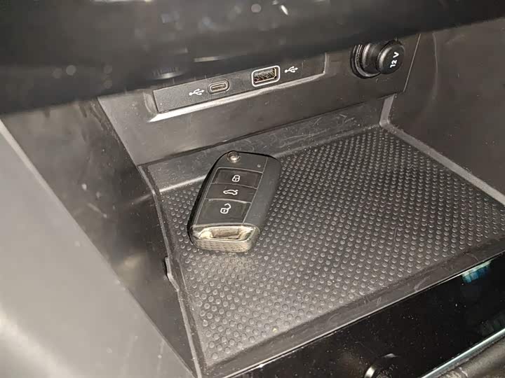 Volkswagen Tiguan L Pro 2025 2025款 出众款 300TSI 自动两驱龙腾版