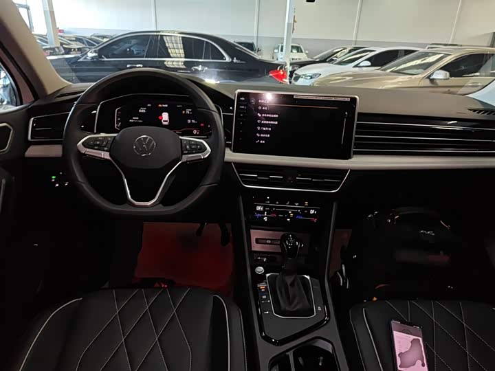 Volkswagen Tiguan L Pro 2025 2025款 出众款 300TSI 自动两驱龙腾版