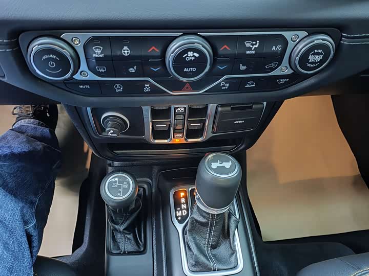 Jeep Wrangler 2024 2024款 2.0T 撒哈拉四门版