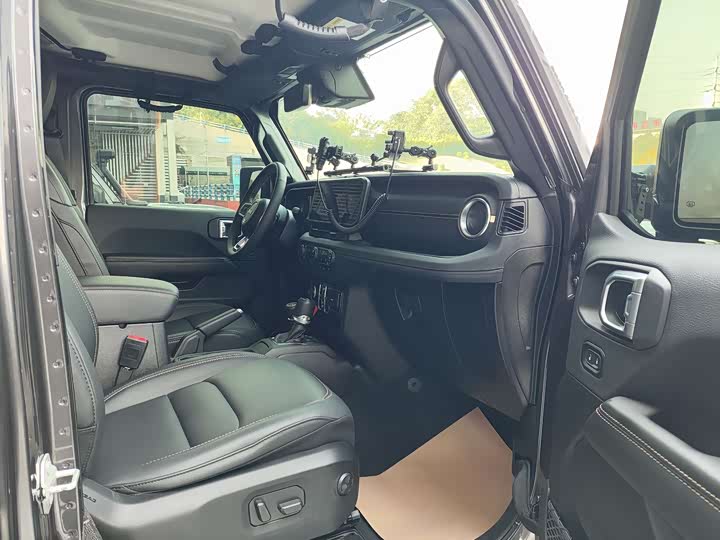 Jeep Wrangler 2024 2024款 2.0T 撒哈拉四门版