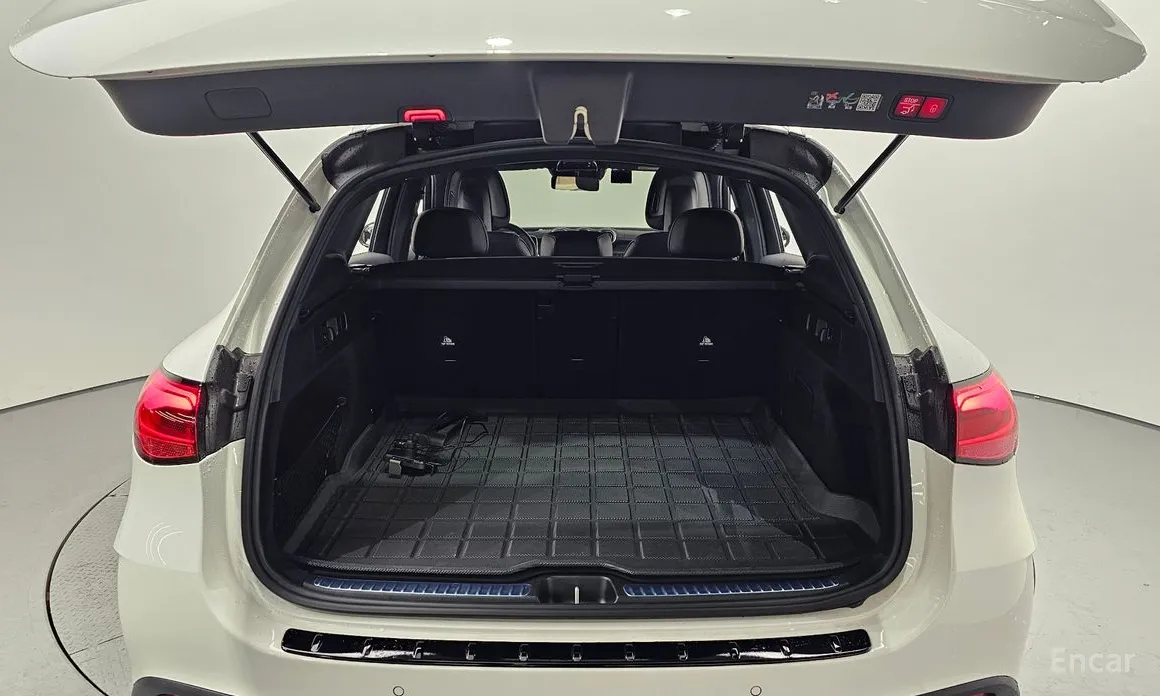 Mercedes-Benz GLC-Class 2023 GLC300 4MATIC AMG Line