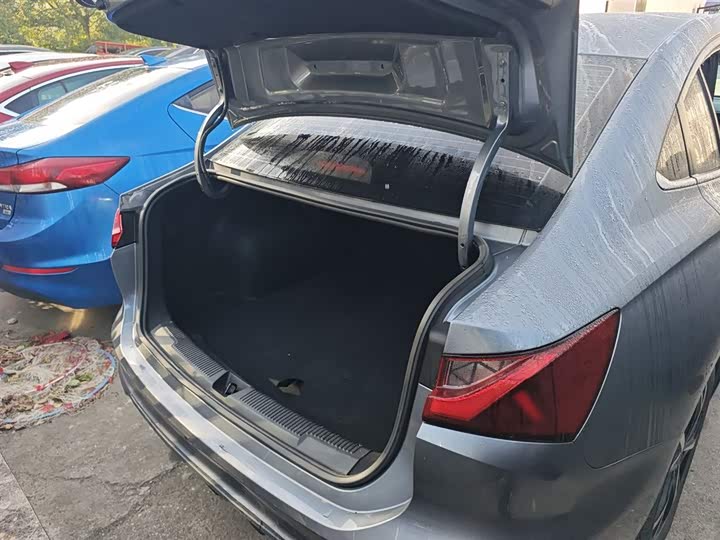 Roewe i5 2023 2023款 1.5L CVT尊荣版