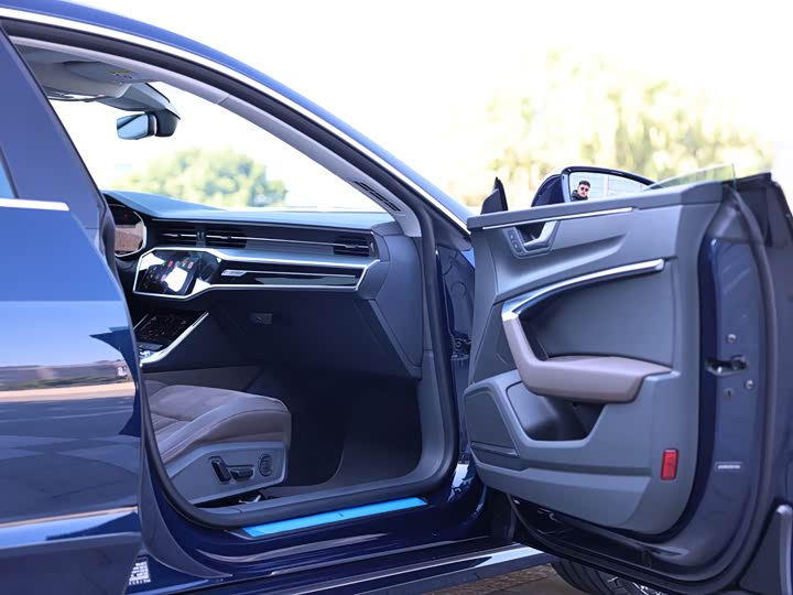 Audi A7L 2024 2024款 45TFSI quattro S-line 见远型 流晶套装