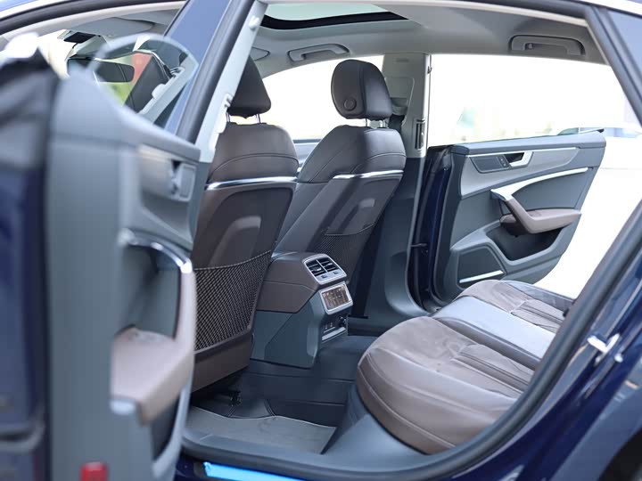 Audi A7L 2024 2024款 45TFSI quattro S-line 见远型 流晶套装