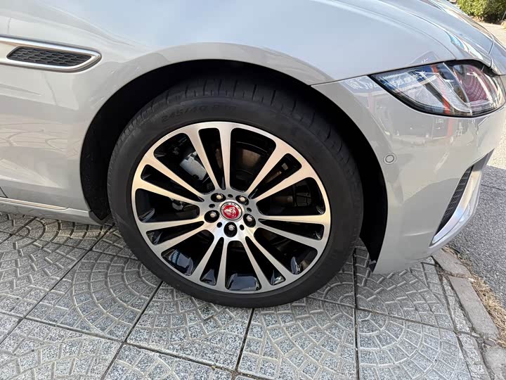 Jaguar XF L 2025 2025款 2.0T P250 两驱尊享豪华版