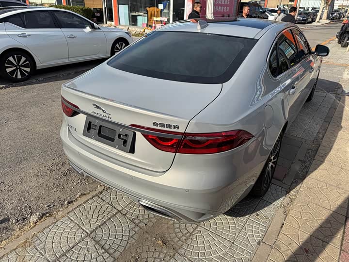 Jaguar XF L 2025 2025款 2.0T P250 两驱尊享豪华版