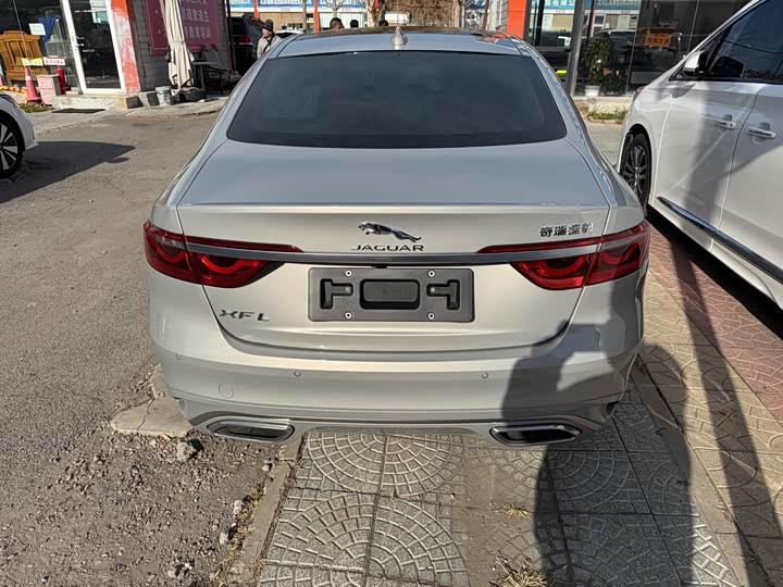 Jaguar XF L 2025 2025款 2.0T P250 两驱尊享豪华版