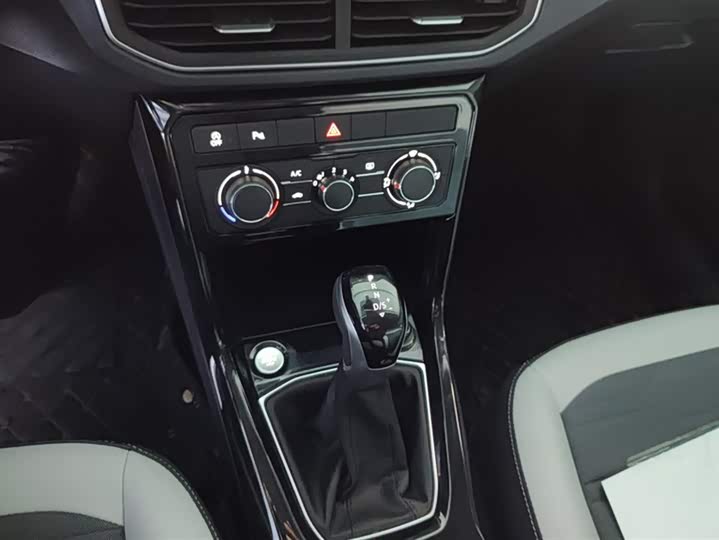 Volkswagen Tharu 2025 2025款 新锐 300TSI 锐享版