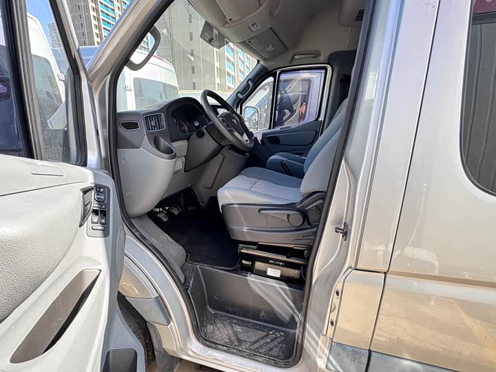 Foton Tuyano 2021 2021款 2.0T手动通途加长轴中顶9座4F20TC3