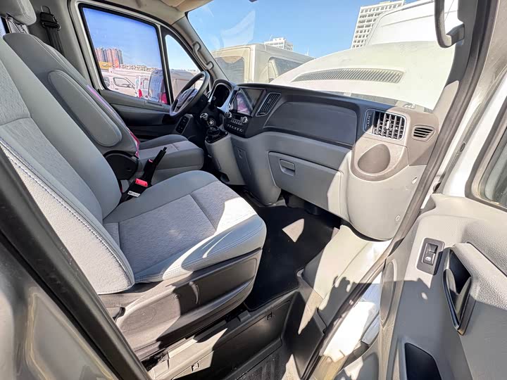 Foton Tuyano 2021 2021款 2.0T手动通途加长轴中顶9座4F20TC3