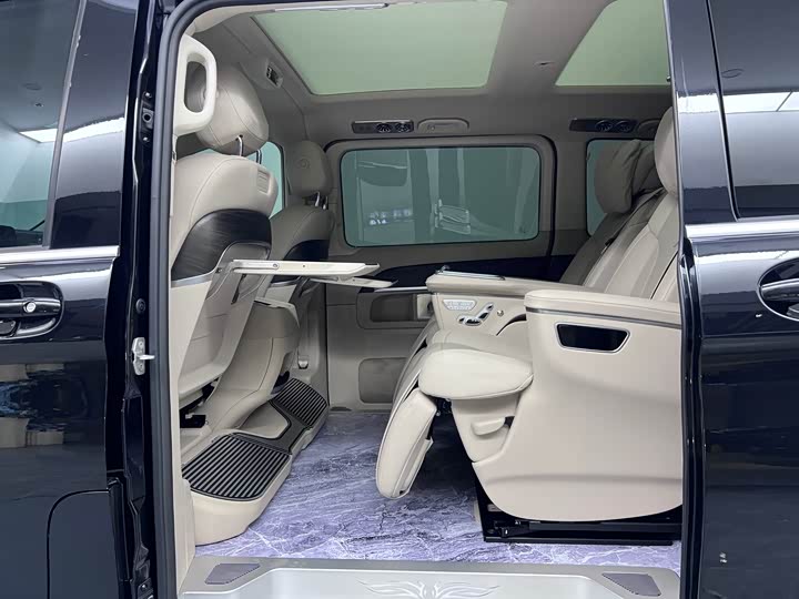 Mercedes-Benz V-Class 2024 2024款 V 300 L 长轴距豪华版