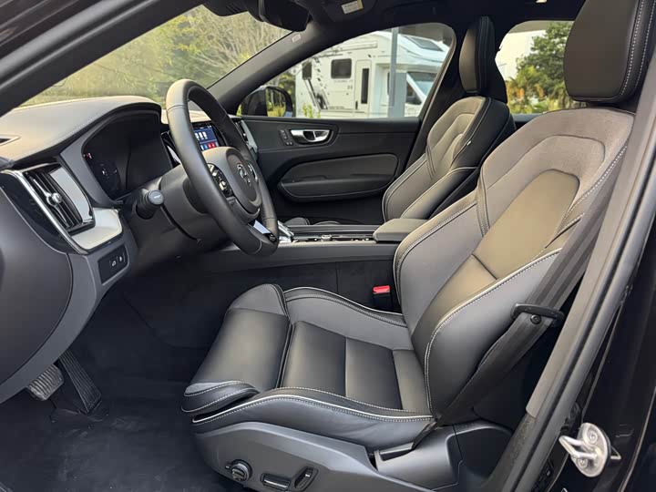 Volvo XC60 Hybrid 2025 2025款 插电式混动 长续航四驱智远极夜黑版