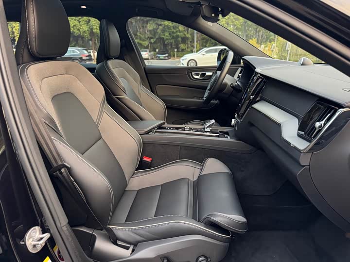 Volvo XC60 Hybrid 2025 2025款 插电式混动 长续航四驱智远极夜黑版