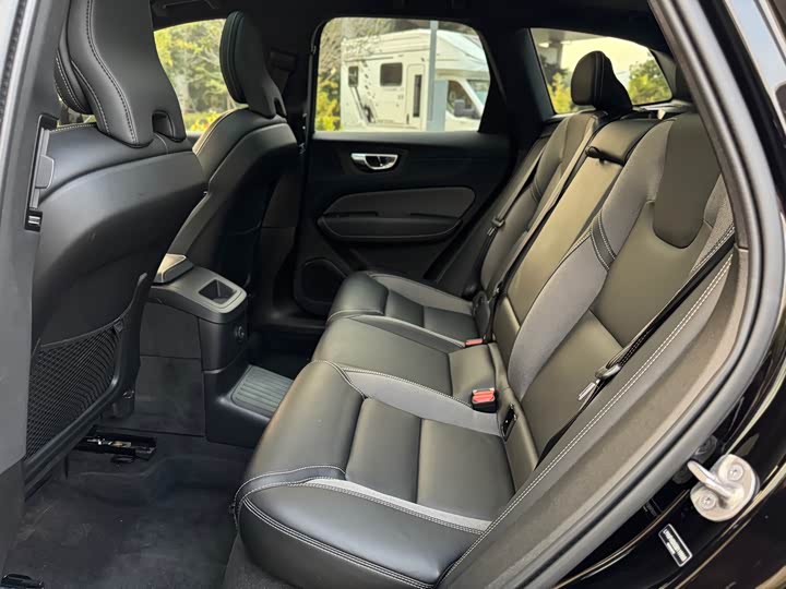 Volvo XC60 Hybrid 2025 2025款 插电式混动 长续航四驱智远极夜黑版