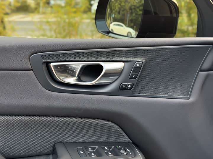 Volvo XC60 Hybrid 2025 2025款 插电式混动 长续航四驱智远极夜黑版