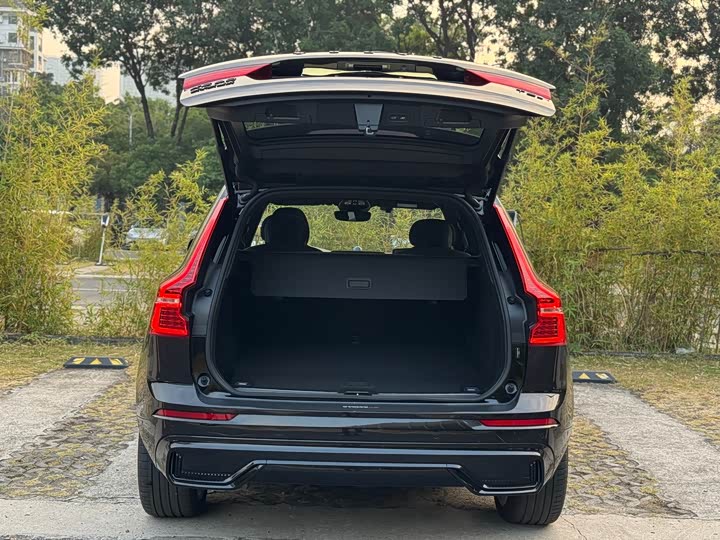 Volvo XC60 Hybrid 2025 2025款 插电式混动 长续航四驱智远极夜黑版