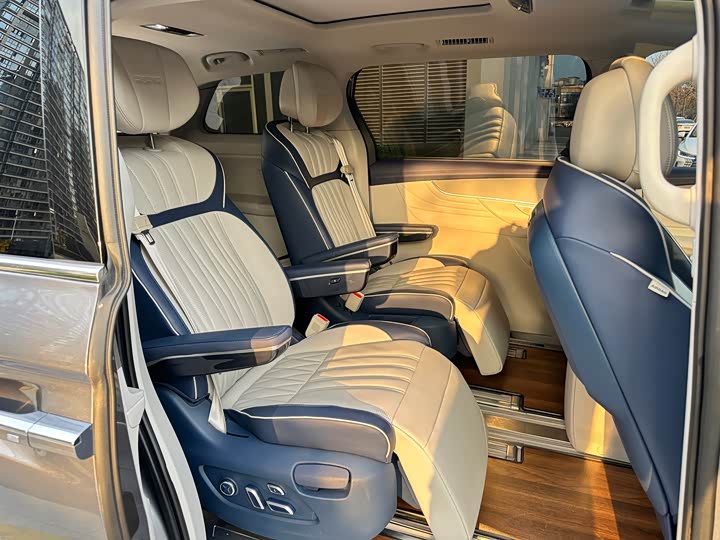 Roewe iMax 8 2023 2023款 400TGI 尊享版