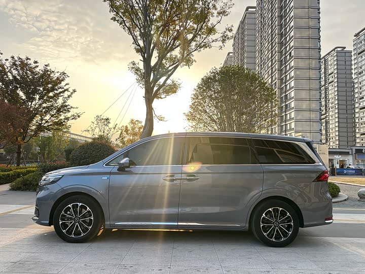 Roewe iMax 8 2023 2023款 400TGI 尊享版