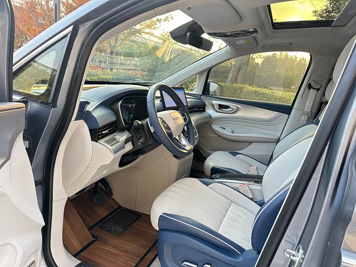 Roewe iMax 8 2023 2023款 400TGI 尊享版