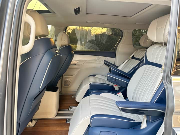 Roewe iMax 8 2023 2023款 400TGI 尊享版