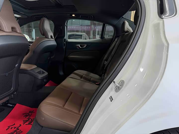 Volvo S60 2026 2026款 B4 智逸豪华版