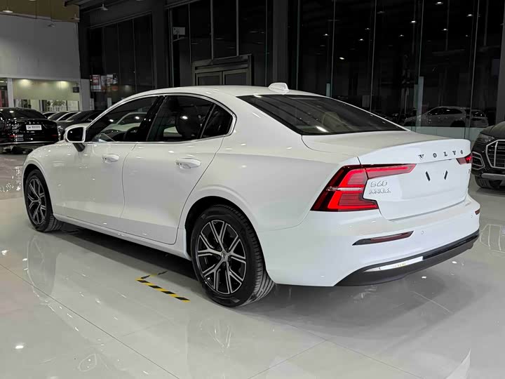 Volvo S60 2026 2026款 B4 智逸豪华版