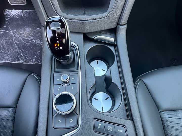 Cadillac XT6 2025 2025款 2.0T 六座四驱尊贵行政黑标版