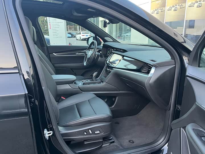 Cadillac XT6 2025 2025款 2.0T 六座四驱尊贵行政黑标版