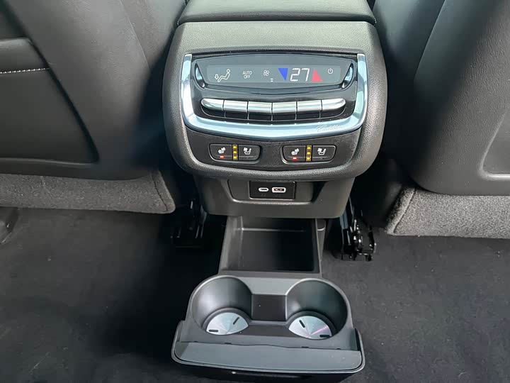 Cadillac XT6 2025 2025款 2.0T 六座四驱尊贵行政黑标版