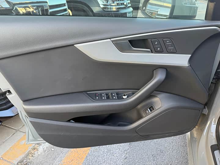 Audi A4 2021 2021款 Avant 先锋派 40 TFSI 时尚动感型