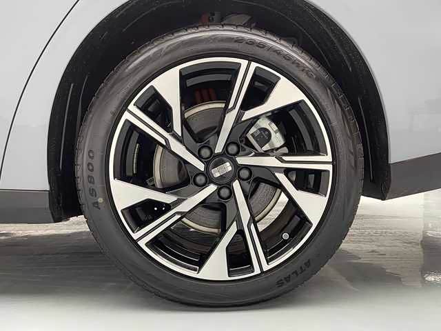 Geely Galaxy L6 2023 2023款 125km 星舰