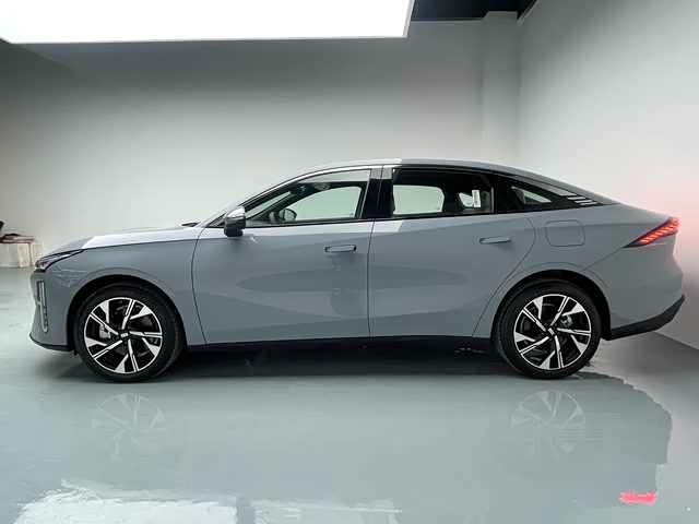 Geely Galaxy L6 2023 2023款 125km 星舰