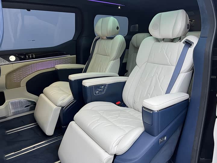 Zeekr 009 2024 2024款 七座过道版四驱 108kWh